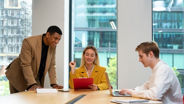 Conceito de banner de colegas de trabalho com espaço de cópia