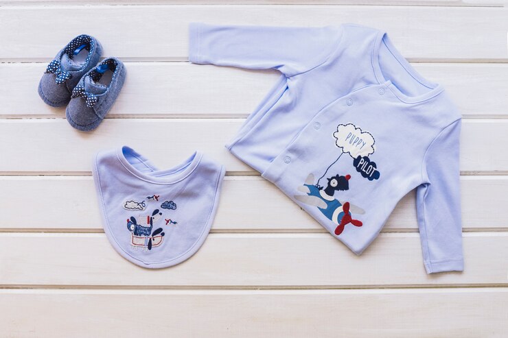 Foto grátis conceito de bebê com roupas para menino