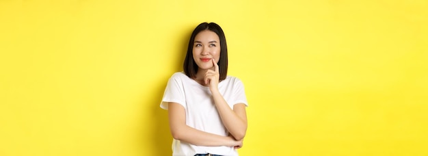 Conceito de beleza e moda mulher asiática pensativa pensando olhando pensativa enquanto pondera sobre algo