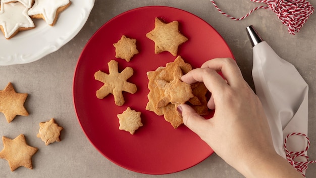 Foto grátis conceito de biscoitos em flocos de neve