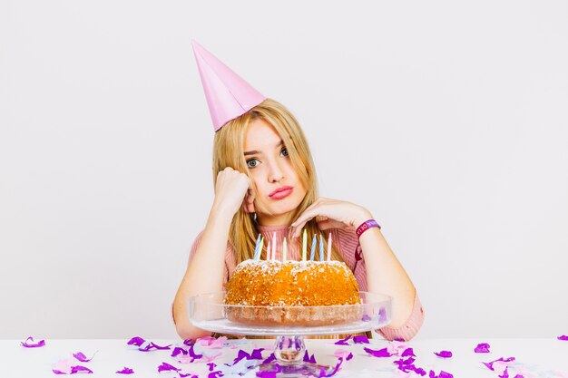 Conceito de bolo de aniversário com mulher triste