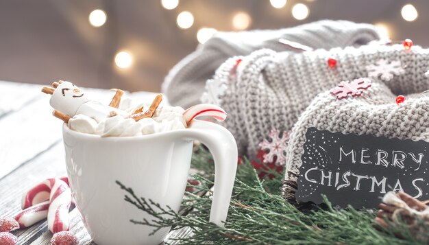 Conceito de cacau de Natal com marshmallows em um fundo de madeira em um ambiente festivo aconchegante