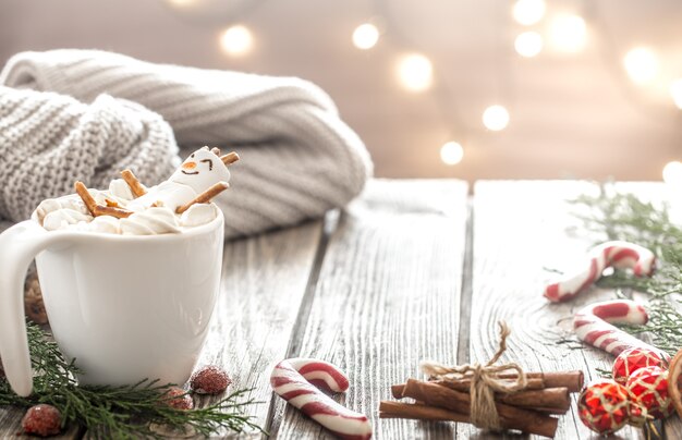 Conceito de cacau de Natal com marshmallows em um fundo de madeira em um ambiente festivo aconchegante