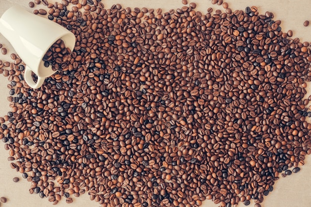 Conceito de café com caneca em grãos de café