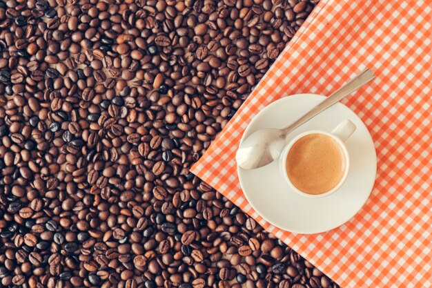 Conceito de café com copo de café em pano
