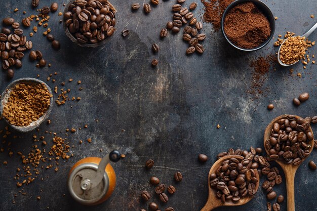 Conceito de café com diferentes tipos de café em grãos de café leite e paus de canela em fundo cinza Postura plana