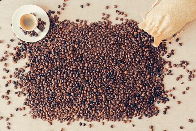 Conceito de café com grãos de café caindo do saco