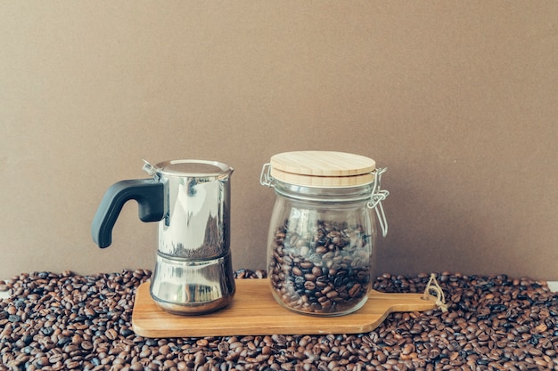 Foto grátis conceito de café com moka e jar a bordo