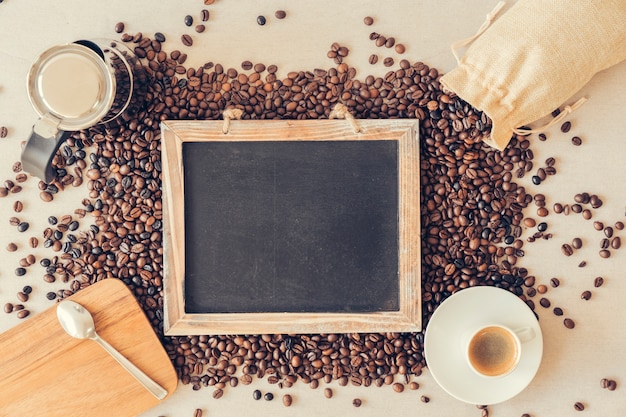 Foto grátis conceito de café com vista superior com ardósia