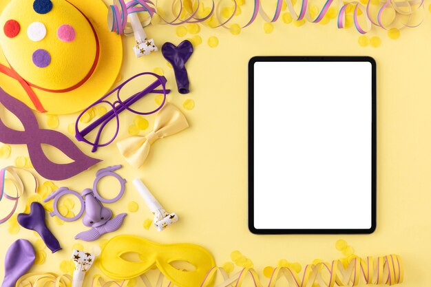 Conceito de carnaval cópia espaço tablet e elementos de disfarce