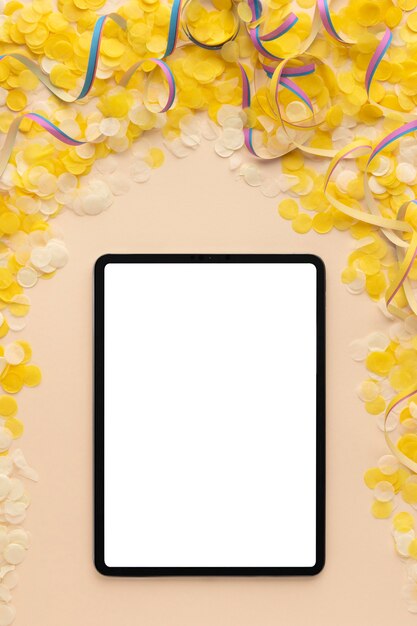 Conceito de carnaval espaço de cópia de tablet digital em branco de vista superior