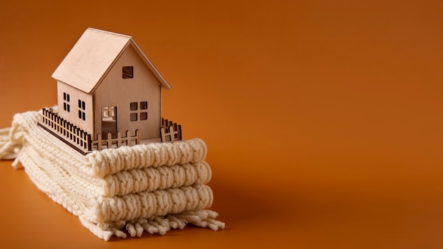 Foto grátis conceito de casa aconchegante com casa de brinquedo de madeira