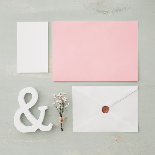 Conceito de casamento de papelaria com envelopes e cartões