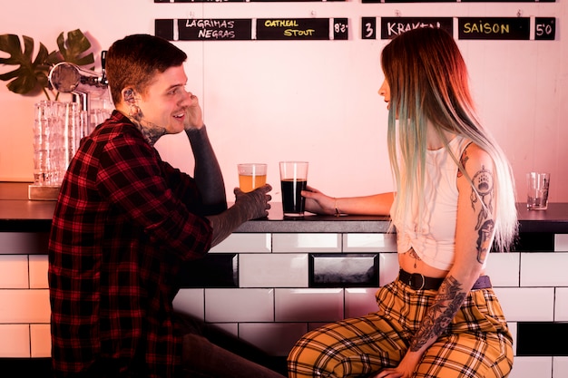 Foto grátis conceito de cerveja artesanal com casal hipster