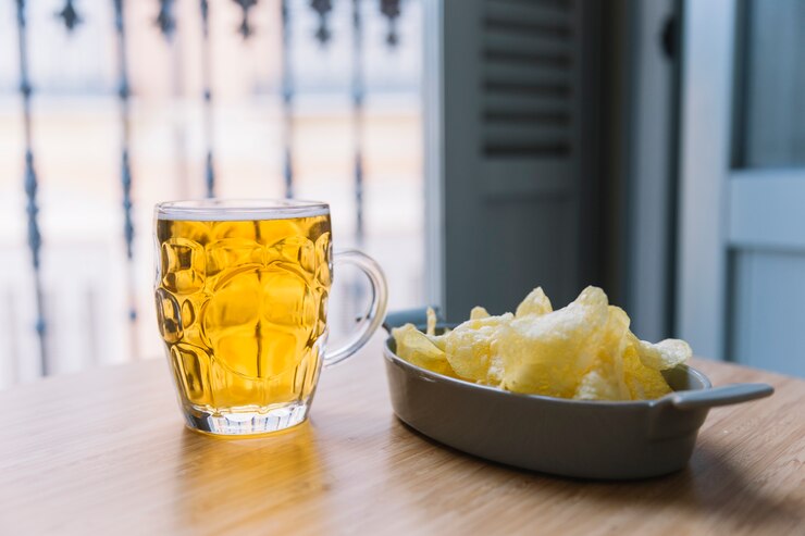 Foto grátis conceito de cerveja com batatas fritas