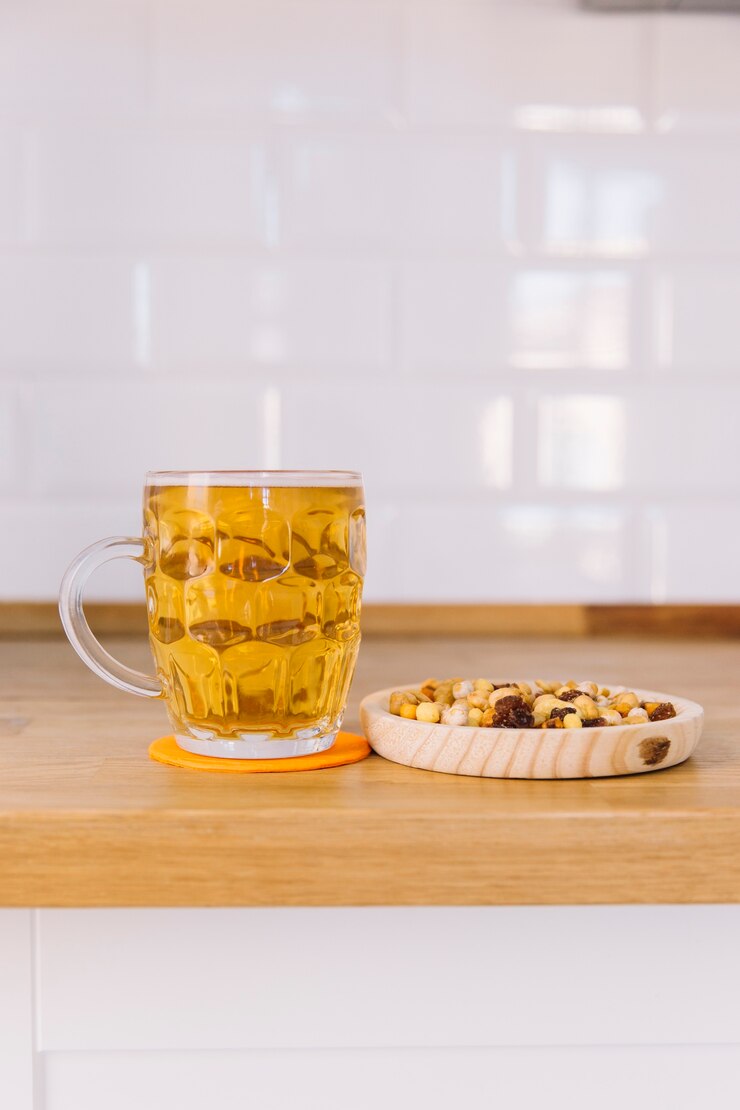 Foto grátis conceito de cerveja com nozes
