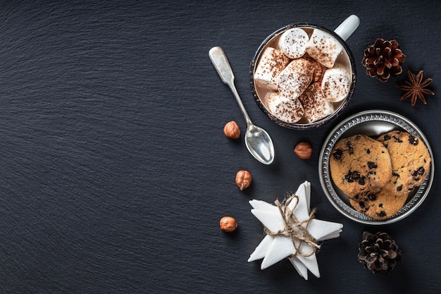 Foto grátis conceito de chocolate quente delicioso com espaço de cópia