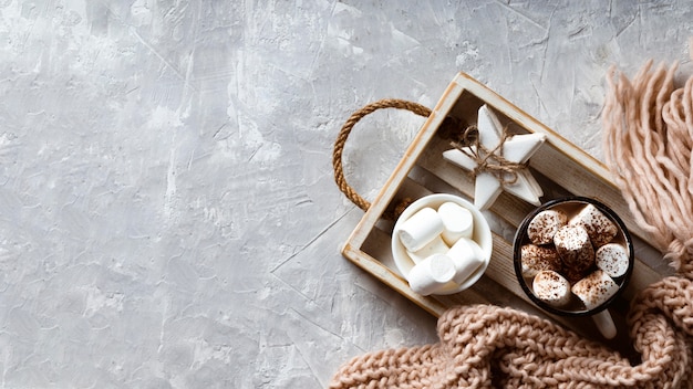 Foto grátis conceito de chocolate quente delicioso com espaço de cópia