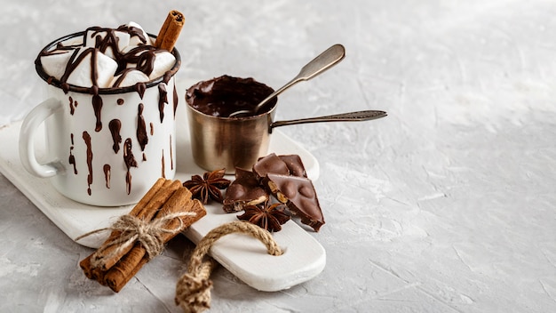 Conceito de chocolate quente delicioso com espaço de cópia