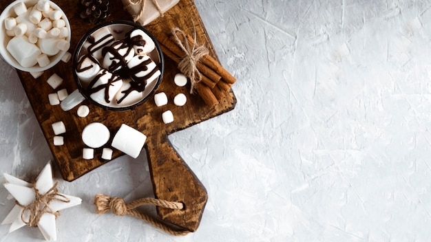 Conceito de chocolate quente delicioso com espaço de cópia