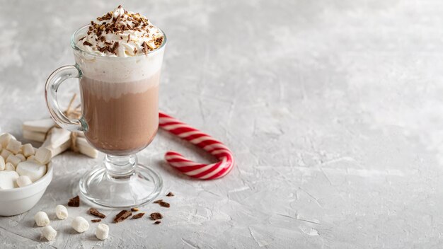 Conceito de chocolate quente delicioso com espaço de cópia