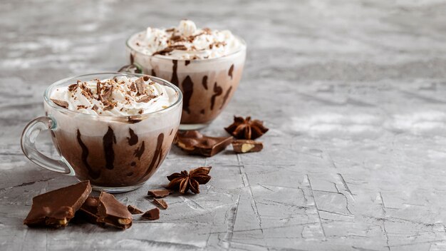 Conceito de chocolate quente delicioso com espaço de cópia