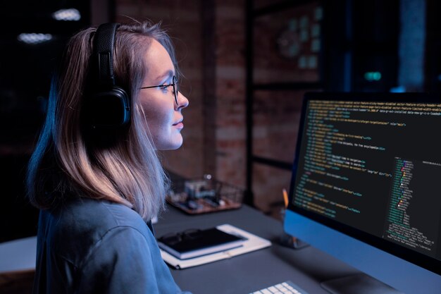 Conceito de colagem de HTML e CSS com pessoa