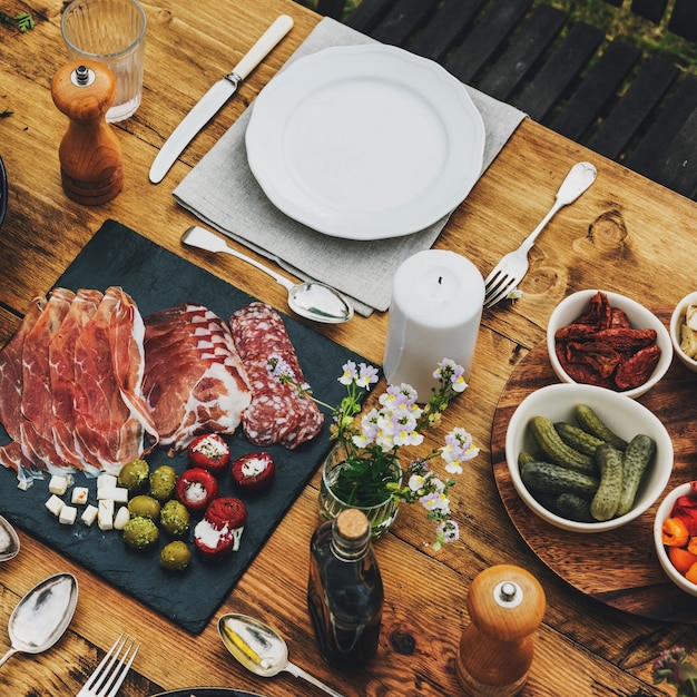 Conceito de comida de configuração de mesa de jantar