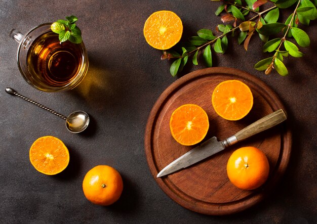Conceito de comida e bebidas de inverno de laranjas e chá de vista superior