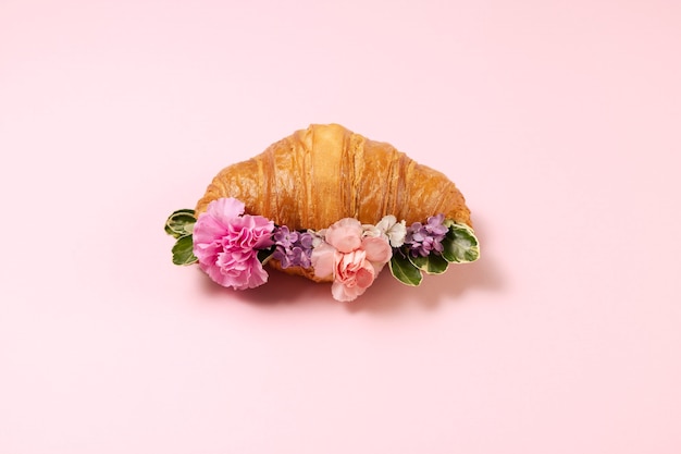 Conceito de comida eco elegante com flores em croissant