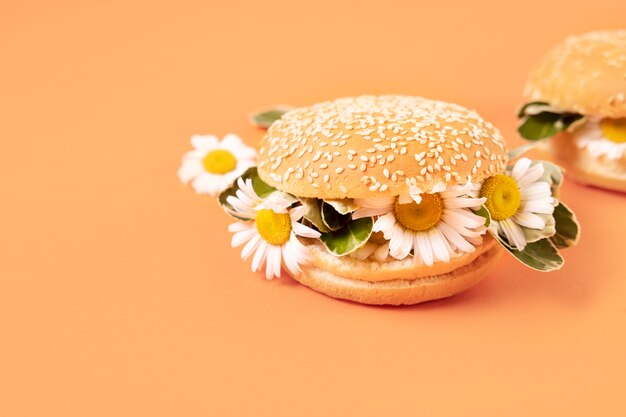 Conceito de comida eco elegante com flores no pão de hambúrguer