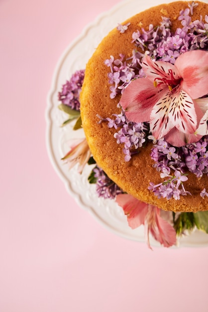 Foto grátis conceito de comida ecológica elegante com flores no bolo