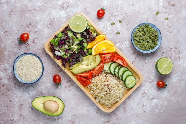 Conceito de comida equilibrada vegetariana saudável, salada de legumes frescos, tigela de buda