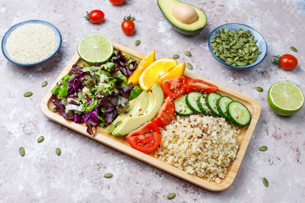 Conceito de comida equilibrada vegetariana saudável, salada de legumes frescos, tigela de Buda