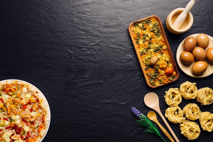 Foto grátis conceito de comida italiana com espaço no meio