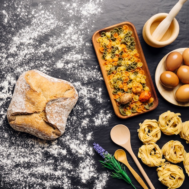 Foto grátis conceito de comida italiana com farinha