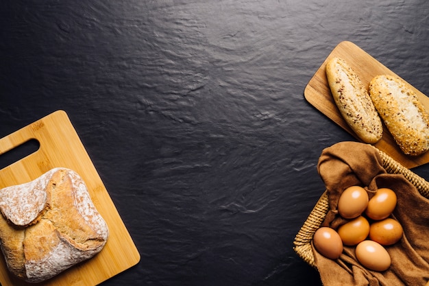 Conceito de comida italiana com pão, ovos e espaço no meio