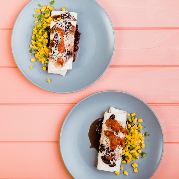 Foto grátis conceito de comida mexicana com duas placas