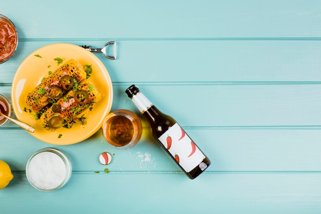 Foto grátis conceito de comida mexicana com milho frito na chapa