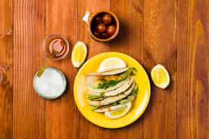 Foto grátis conceito de comida mexicana com tacos na chapa