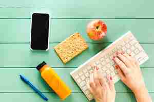 Foto grátis conceito de comida saudável com as mãos digitando no teclado