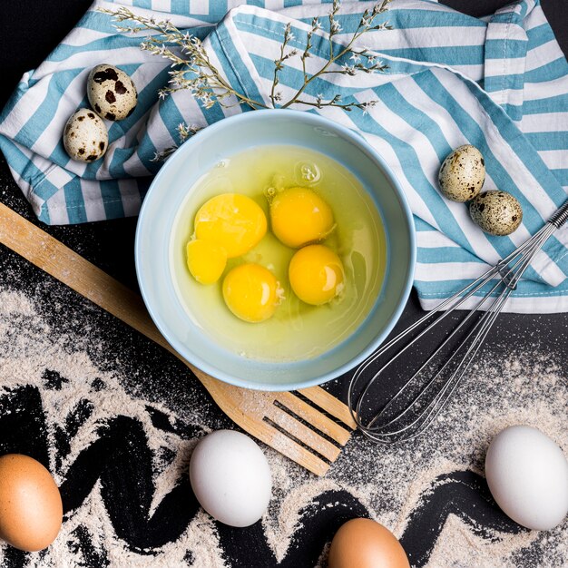 Conceito de comida saudável com ovos na tigela