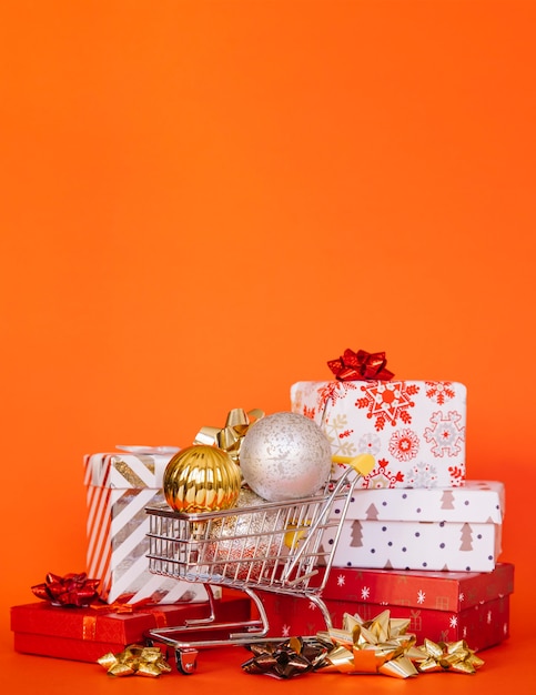 Conceito de compra de Natal com bolas em caixas de presente