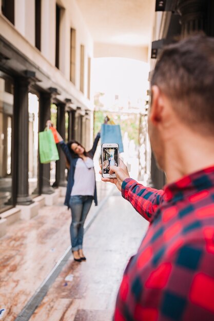 Conceito de compras com foto de tirar casal