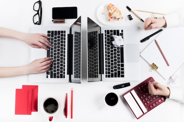 Foto grátis conceito de confortáveis locais de trabalho masculinos e femininos.