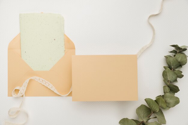 Conceito de convite de casamento de papelaria em camada plana