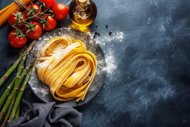 Foto grátis conceito de cozinha com ingredientes para cozinhar