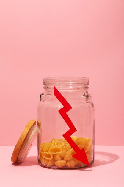 Foto grátis conceito de crise alimentar com macarrão na jarra