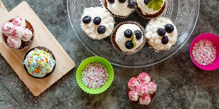 Foto grátis conceito de cupcakes deliciosos