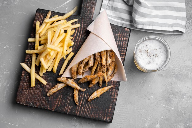 Conceito de delicioso peixe com batatas fritas